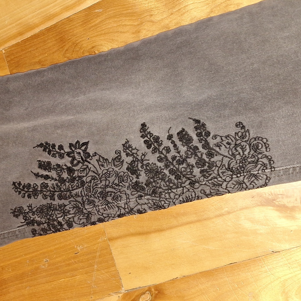Free People cut-off Floral embroidered gray jeans Womens Size 26 Boho Stretchy - Picture 8 of 15